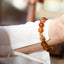 Naturbelassenes Bernsteinarmband mit goldfarbener I LOVE TC Logomünze – handgefertigt | TRI CROWNS